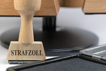 Holzstempel mit der Aufschrift "Strafzoll"