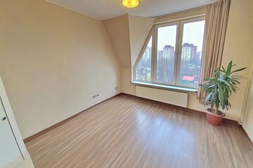 Empty room with city view (2)