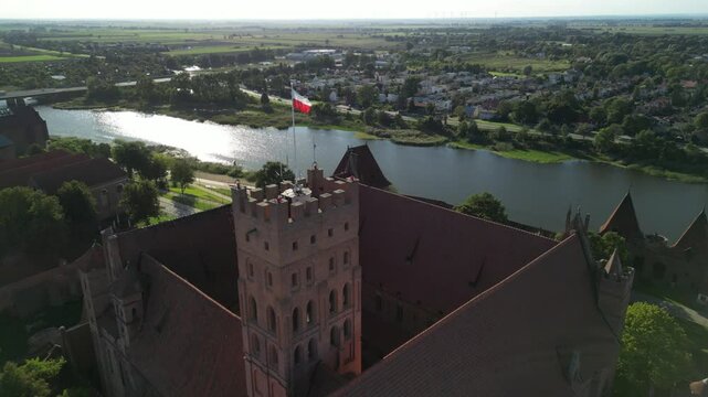 Malbork &ndash; miasto powiatowe, w wojew&oacute;dztwie pomorskim nad Nogatem. Siedziba powiatu malborskiego, w 1309&ndash;1457 stolica państwa zakonu krzyżackiego. Polska - nagrane dronem