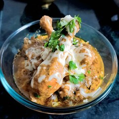 Juicy chicken drumsticks cooked in a rich, creamy gravy, topped with melted cheese and fresh coriander. Perfect for a hearty meal!