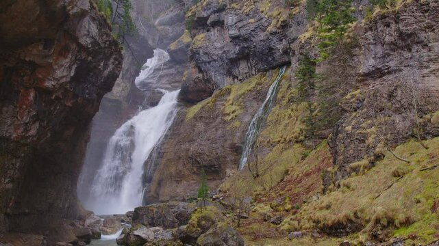 Corriente del r&iacute;o en Ordesa, Espa&ntilde;a &ndash; Escenario natural perfecto para fondos y paisajes