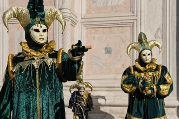 Fototapete Karneval Venice, Italy - People dressed in carnival masks are photographed by tourists in the scenery of the ancient Venetian palaces  © Renato68