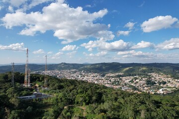 Obraz premium O contraste da área urbana da cidade de São Roque com as áreas rurais e floresta tropical, no interior do estado de São Paulo, Brasil.