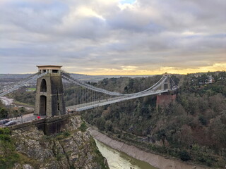 Fototapeta premium The iconic Clifton Suspension Bridge spans the dramatic Avon Gorge as traffic crosses on it
