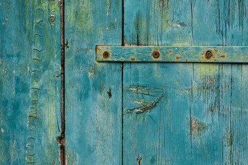 Alte Holztür mit abblätternder Farbe