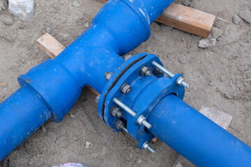 Cast metal pipe connection with flange