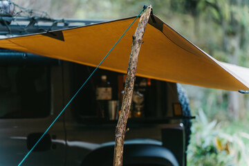 オートキャンプ場でキャンプ（自動車・RV車・SUV）
