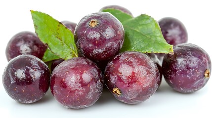 Obraz premium Fresh purple fruit with leaves on white background for healthy snacks