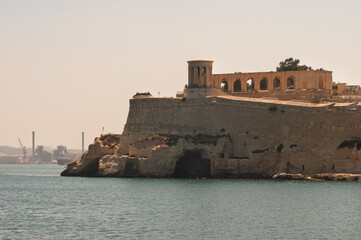 Fototapeta premium A large stone wall with a building on top of it