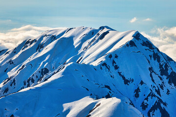 冠雪の北アルプスの立山連峰の大日岳
