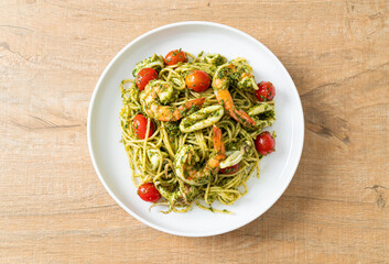 Spaghetti with seafood in homemade pesto sauce