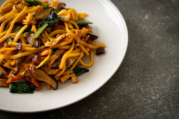 stir-fried yakisoba noodles with vegetable in vegan style