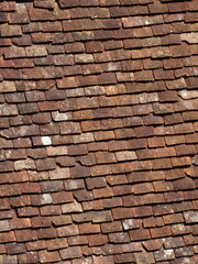 Old terracotta slate roof - Vieille toiture d'ardoise en terre cuite