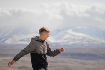 a guy runs along the mountains