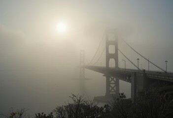 Obraz premium Golden Gate Bridge enveloped in dense fog during early morning hours
