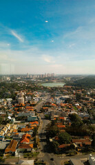 Obraz premium City ​​view from above viewpoint with streets and houses lake buildings and parks