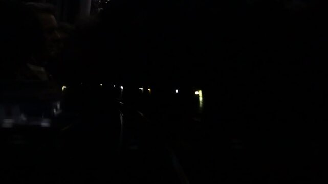 This video shows the subway in Paris running through stations and tunnels.파리에 있는 지하철이 역과 터널을 지나는 영상입니다.