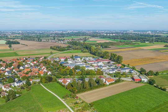 Der Augsburger Stadtteil Bergheim am Rand des Naturpark Westliche W&auml;lder von oben