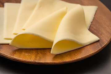 皿に盛り付けられたスライスチーズ