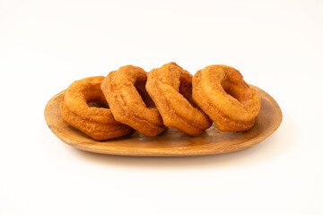 木皿に乗った美味しそうなドーナツ