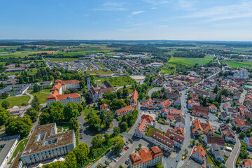 Obraz premium Blick über die Stadt Bad Schussenried im württembergischen Alpenvorland im Sommer