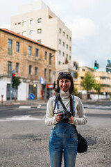 Obraz premium young girl with camera. photographer with camera. stylish girl with camera. takes photo.
