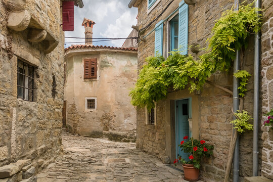 Fototapeta Medieval streets of a picturesque historic town of Buje, Istria region, Croatia