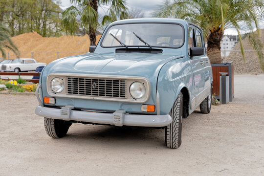 Renault R 4 auf einer Oldtimerausstellung im Kurpark von Bad Neuenahr am 13. April 2025