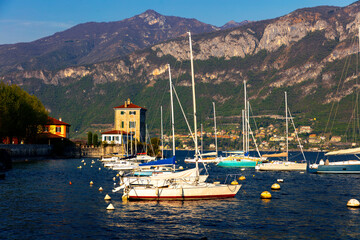 Blick auf den Jachthafen von Bellagio am Comer See, Lombardei, Italien
