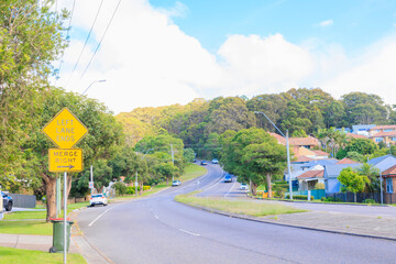 オーストラリアの田舎町の爽やかな青空の下の道路