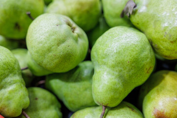 画面いっぱいの緑色の洋ナシ、バートレット