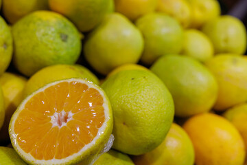 スーパーマーケットで販売されているバレンシアオレンジ