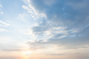 Obraz premium Serene Sunset Sky with Soft Cloudscape Peaceful and Calm Evening Atmosphere