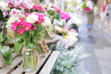 花屋さんの店頭に並んでいる花々