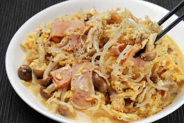 ベーコンとしめじのもやし炒め物