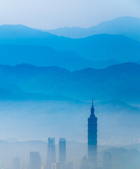 Obraz premium A spring morning on Datun Mountain reveals Taipei's cityscape veiled in mist and clouds, creating a tranquil vista.