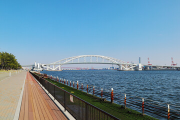 舞洲シーサイドプロムナードと夢舞大橋の風景