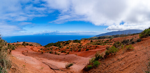 Blick auf den Teide, Kanarische Inseln, La Gomera, rote Erde