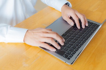 ノートPCで作業をする男性