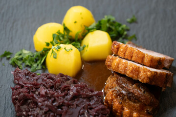 Pork Royal mit Rotkohl und Salzkartoffeln