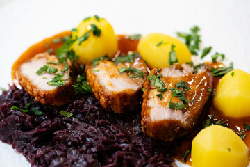 Pork Royal mit Rotkohl und Salzkartoffeln