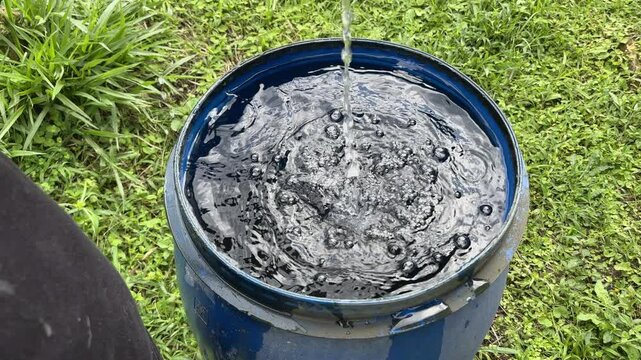 Llenado de bote con agua de lluvia