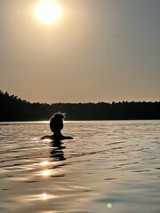 Zachód słońca podczas kąpieli w jeziorze © Arkadiusz