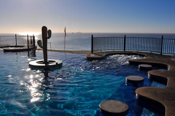 Obraz premium Swimming pool with a view of the sea