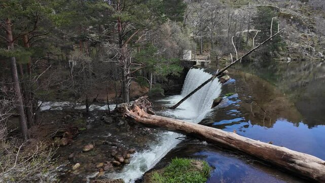 Salto de agua de la presa del Pradillo, Rascafr&iacute;a, Sierra Norte de Madrid. Espa&ntilde;a. Abril 2025.