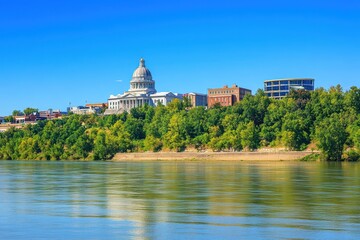 Obraz premium Stunning Downtown Jefferson City, Missouri: A Scenic View of the State Capitol Along the Missouri River with Architectural Marvels