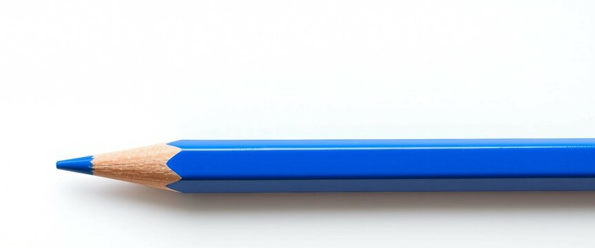 Nahaufnahme eines blauen Buntstifts auf wei&szlig;em Grund. Detail eines Zeichenwerkzeugs f&uuml;r Kunst und kreative Projekte.