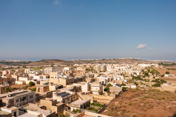 Obraz premium A city with a lot of buildings and a clear blue sky