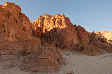 Fototapeta premium A rocky mountain with a beautiful sunset in the background