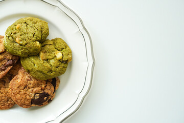 白背景の抹茶とホワイトチョコレートの自家製チャンククッキー 俯瞰撮影　コピースペース
